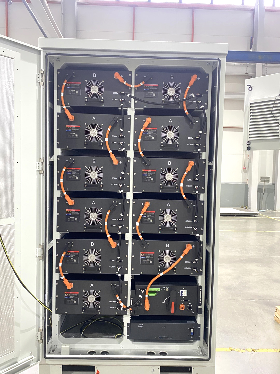 Armoire de stockage d'énergie extérieure C&I refroidie par liquide de 157,69 kWh